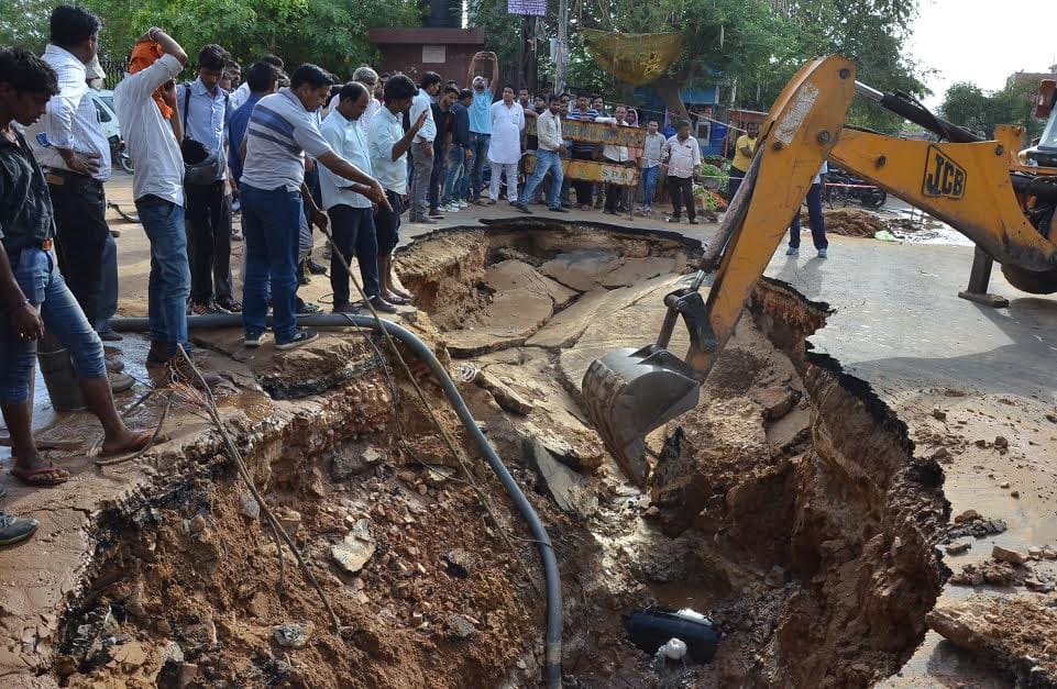 Water line broken, millions of liters of water washed away