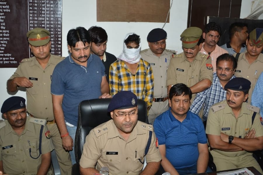 kidnappers were in dress of police at the time of kidnapping in firozabad