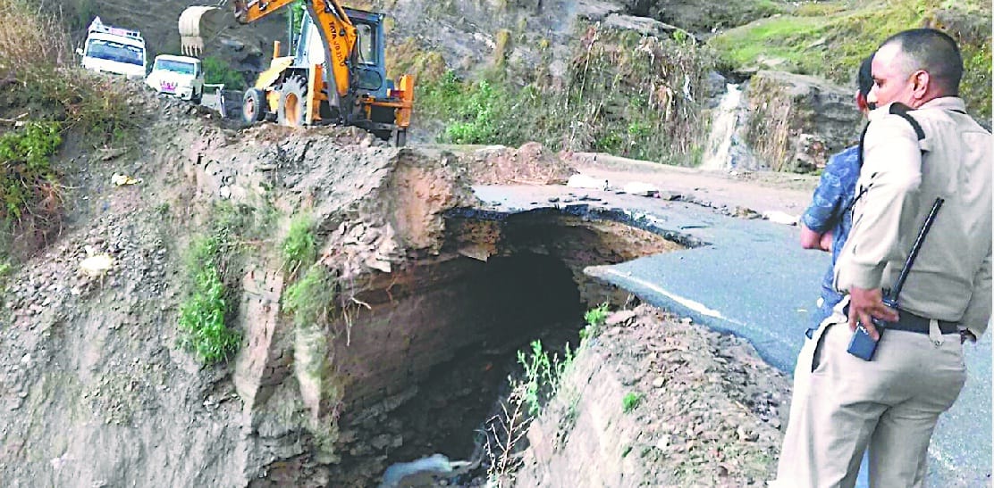 Daharnaula-NTD route is closed for big vehicles