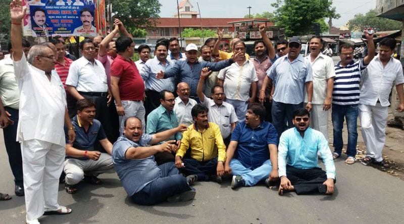 saraapha kaarobaariyon ne hatya aur loot ke virodh mein baajaar band rakhee