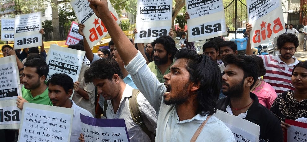  studnets protest in front of vc office delhi university 