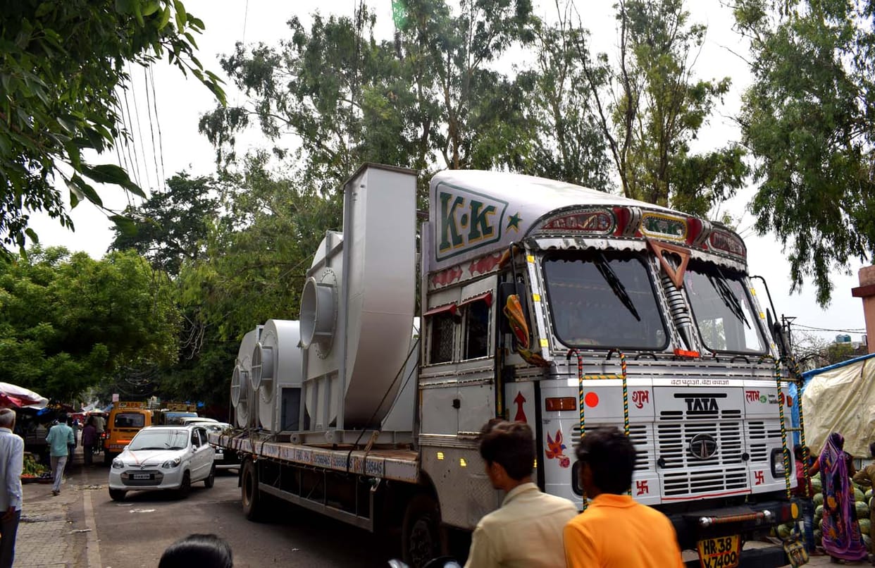 Lightning wire collapsed on Tralla, jumped and ran driver-cleaner