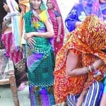 अखंडनगर के बड़ौरा ख्वाजापुर गांव में रोते-बिलखते परिवारीजन। 