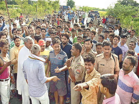 Strike the police after the youth's death in an accident
