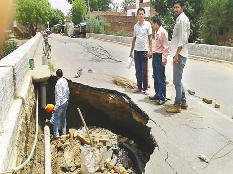 Road to the Ahyayaya river bridge from pipeline leakage