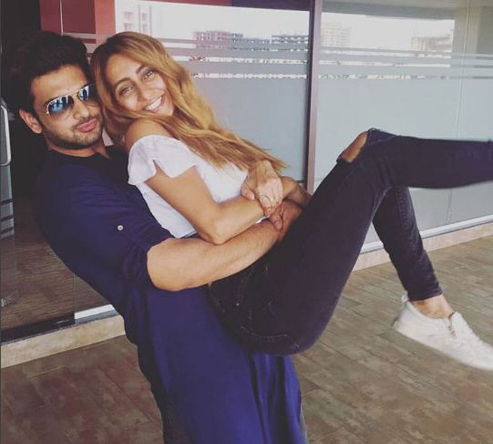 Karan Kundra & girlfriend Anusha Dandekar intimate moment at a SALON