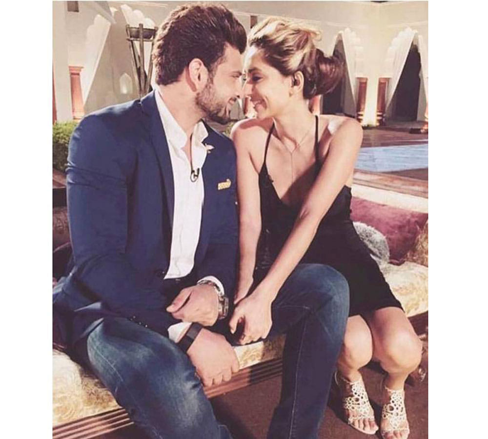 Karan Kundra & girlfriend Anusha Dandekar intimate moment at a SALON