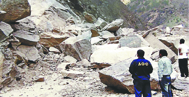 Badrinath highway blocked, Many families of meerut are stranded