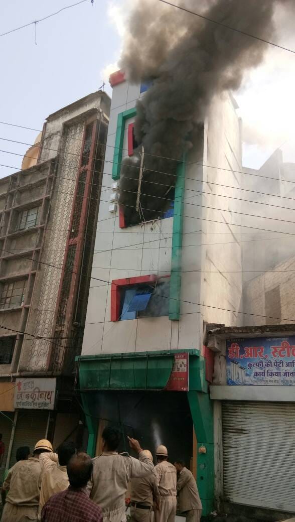 Indore: A fierce fire in a building in the famous market Ranipura was evacuated.