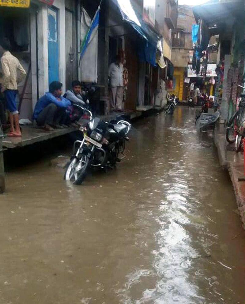 aandhee-baarish se kaee gaanvon kee bijalee gul