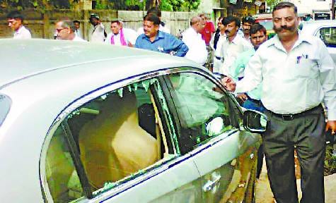 Briefcase theft by breaking the glass of the lawyer's car