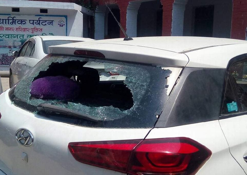   sant and his supporter fight with haryana police in uttarakhand