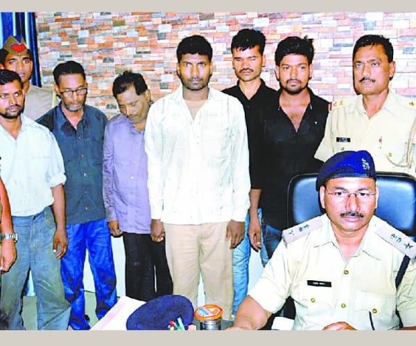  faizabad police caught six fraud.
