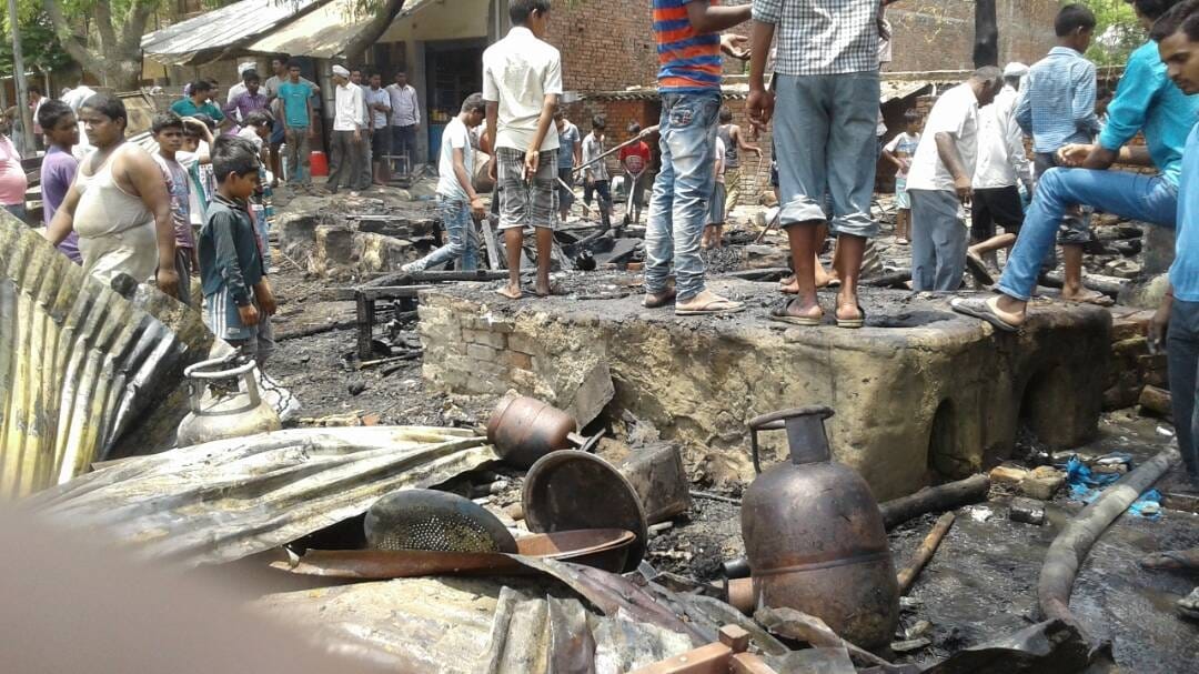  Stirred by cylinder burst in Mau, burns four shops, loss of lakhs