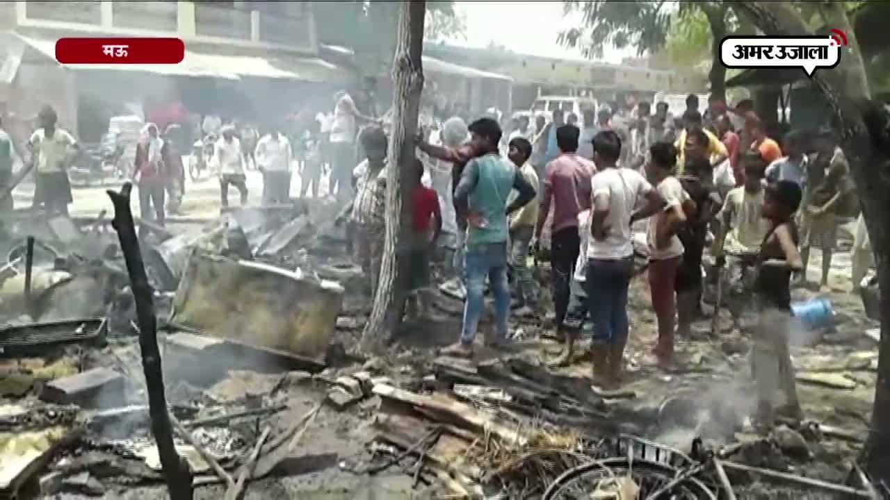 मंदिर के पास हुआ ब्लास्ट, चार दुकानें जलकर खाक 