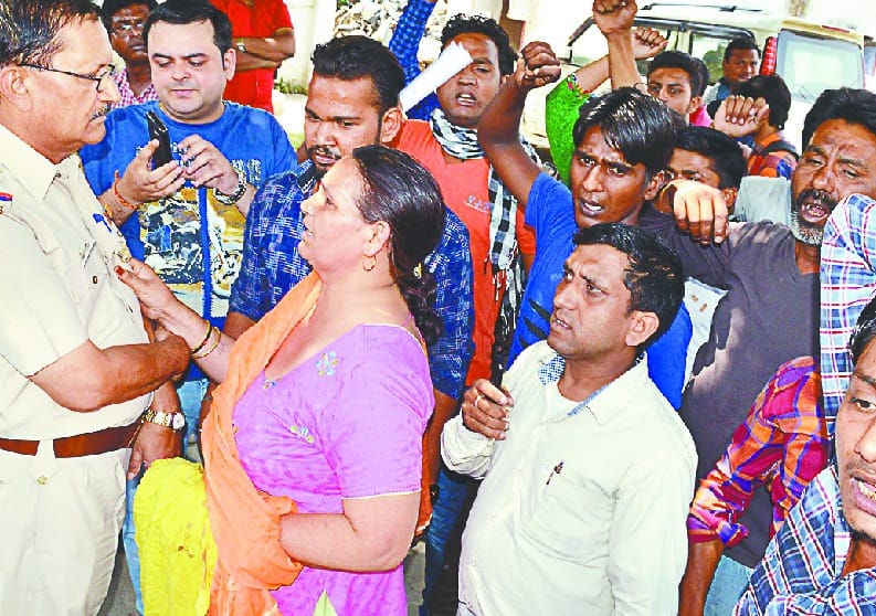 protest against laalkurti police