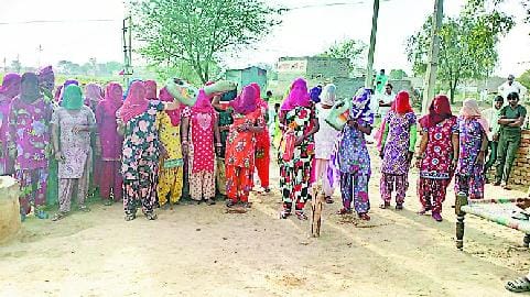 khaishergarh sirsa, Alcohal protest, ATO Brijmohan, sirsa