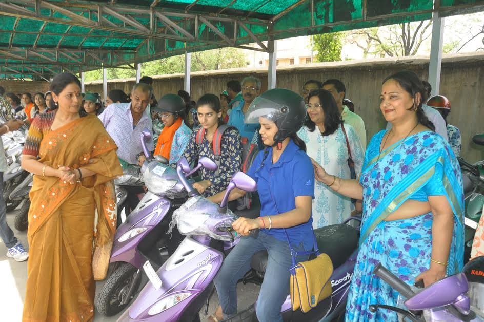 60 girls get scooty in Maharani College