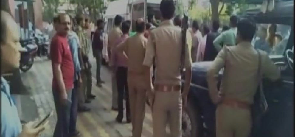 Wife murderer, hangs self
