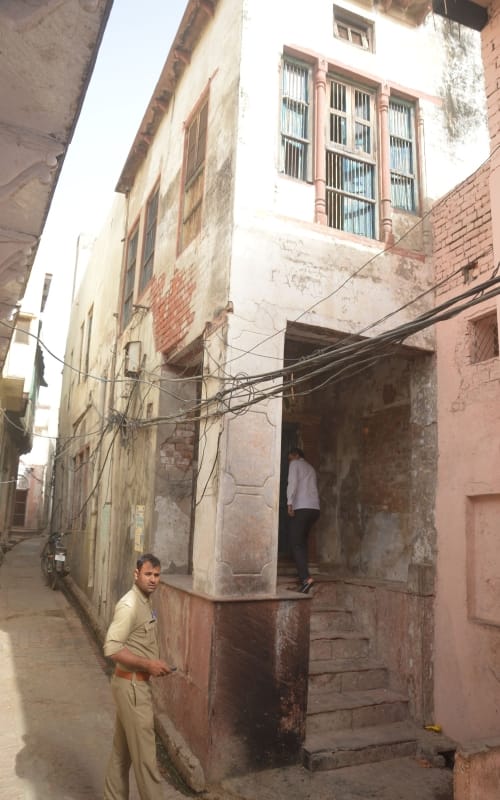 heavy firing was seen in chaubiyapada in mathura