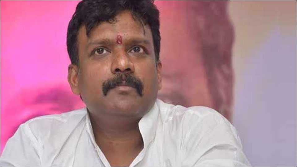 Viral Video Of NCP lawmaker Ramesh Kadam, MLA abuses police officer 