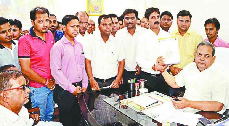 Angry in the killing of businessmen in Mathura