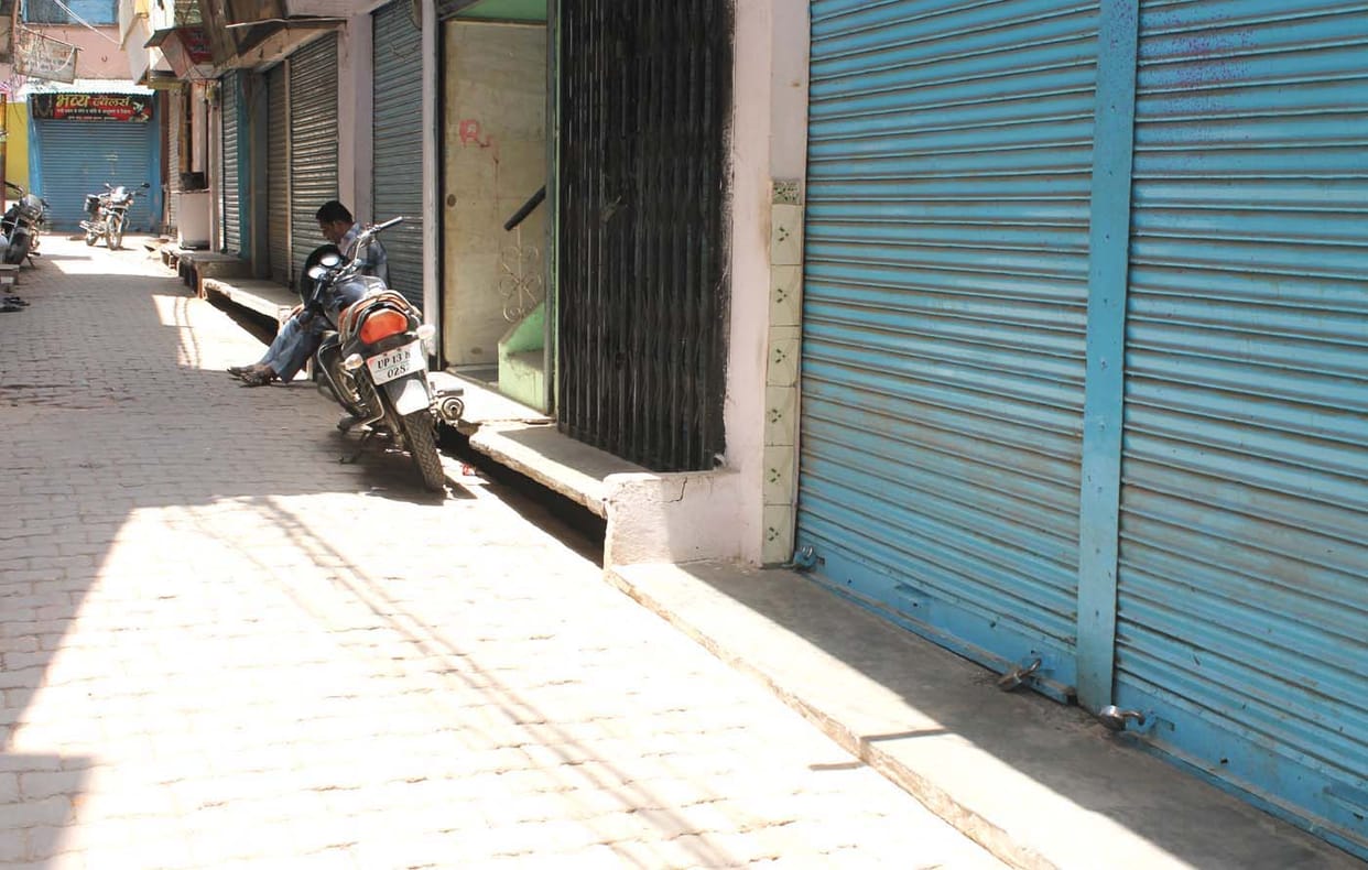 Traders on the road, market closed