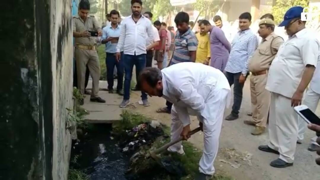 After watching the dirt of the cleanest city of UP Varanasi, The minister clean the dirty drain 