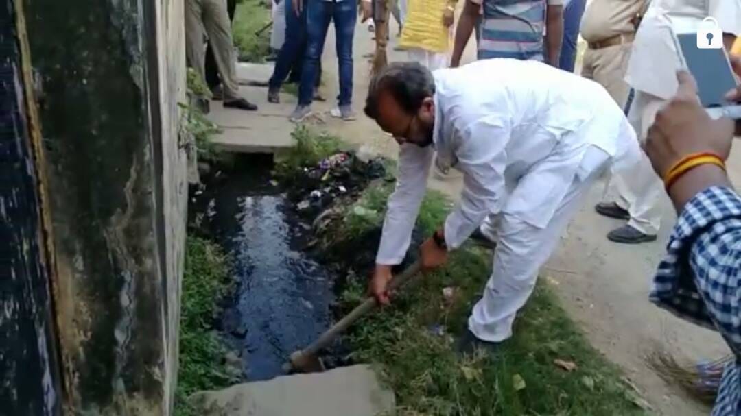 After watching the dirt of the cleanest city of UP Varanasi, The minister clean the dirty drain 