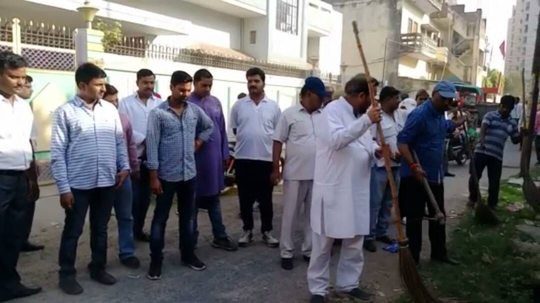 After watching the dirt of the cleanest city of UP Varanasi, The minister clean the dirty drain 