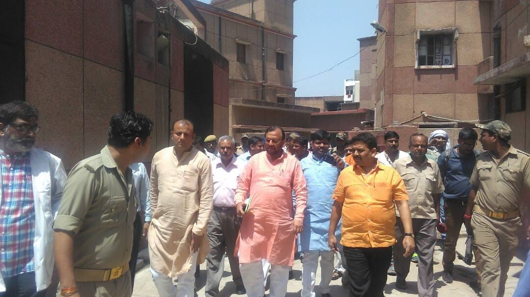 After watching the dirt of the cleanest city of UP Varanasi, The minister clean the dirty drain 