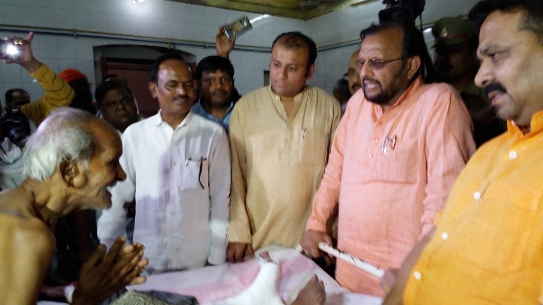 After watching the dirt of the cleanest city of UP Varanasi, The minister clean the dirty drain 