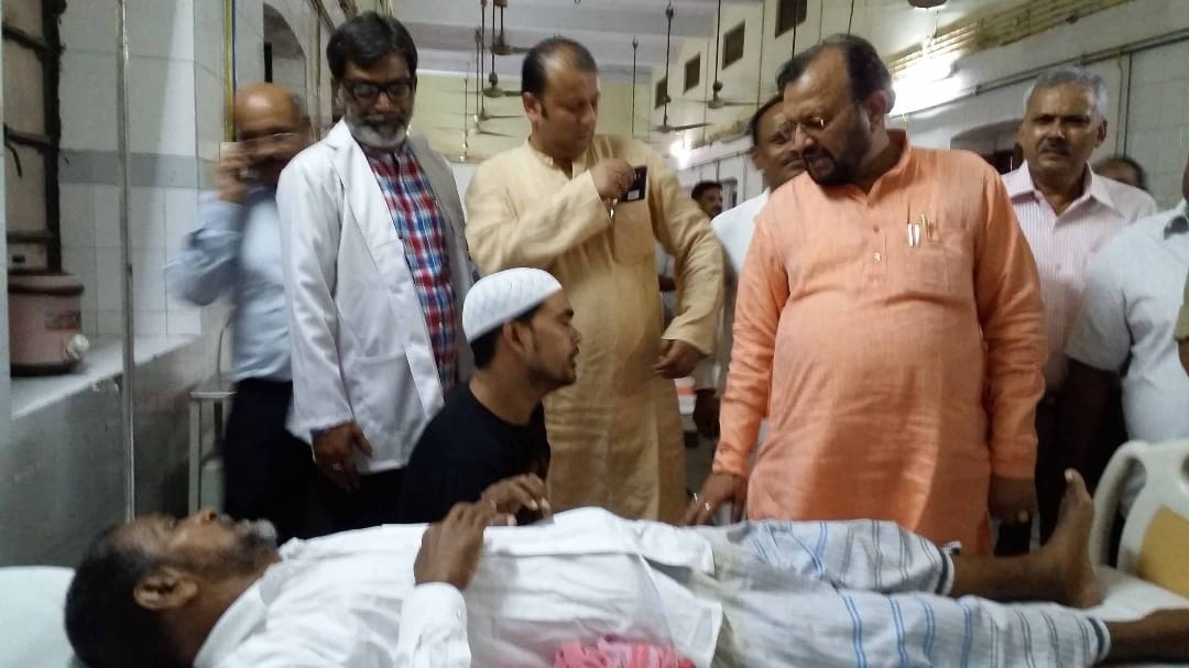 Yogi minister Suresh Khanna Disgruntled to see Varanasi's Mandaliy hospital 