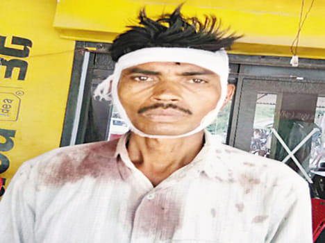 Ten thousand rupees robbed with knife