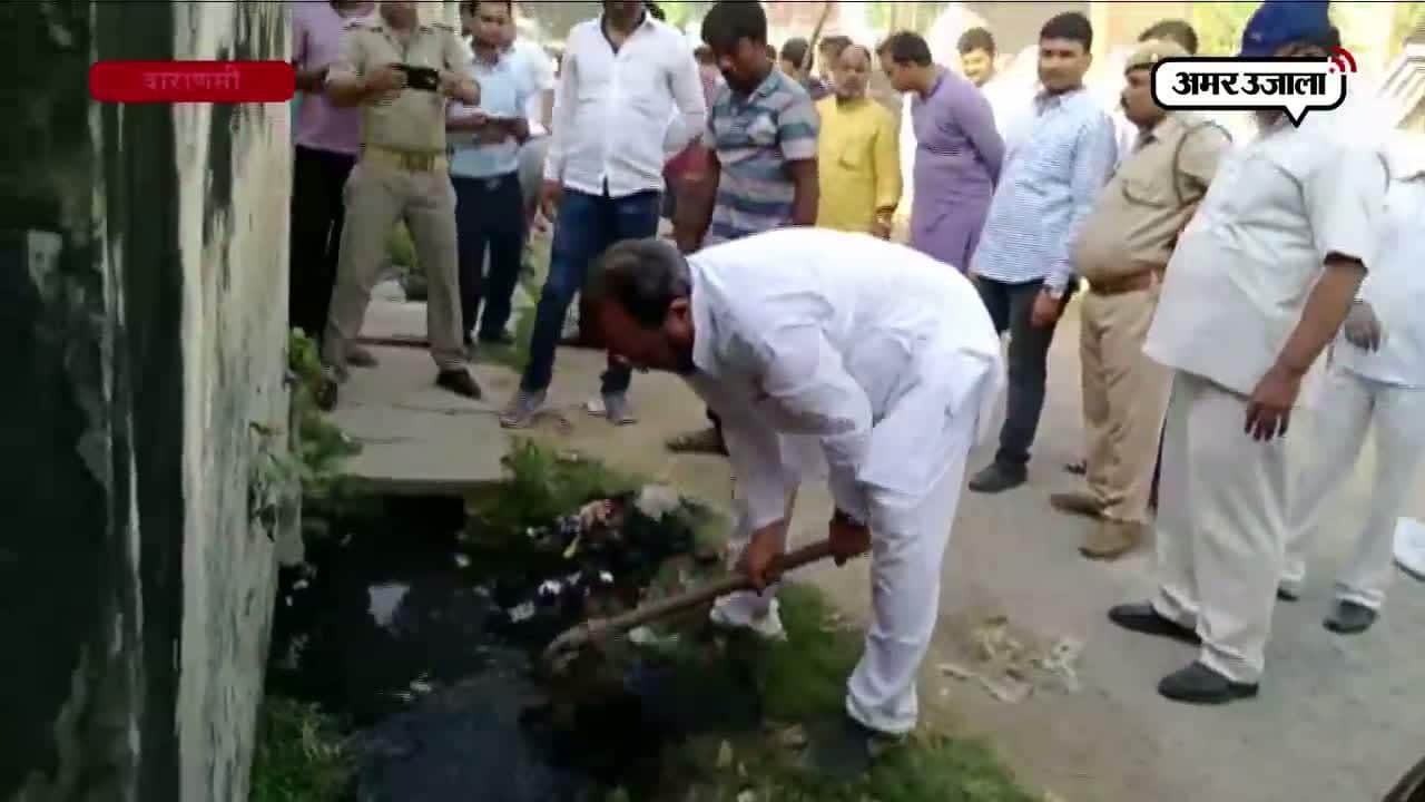 पीएम मोदी के संसदीय क्षेत्र की गंदगी देख सीएम योगी के मंत्री ने उठाया फावड़ा