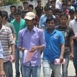 परीक्षा देकर केंद्र से बाहर आते अभ्यर्थी।