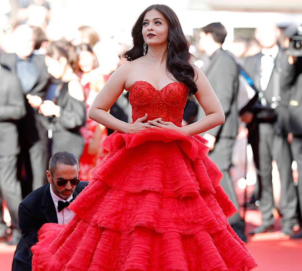 aishwarya rai bachchan daughter aradhya poses in front of camera