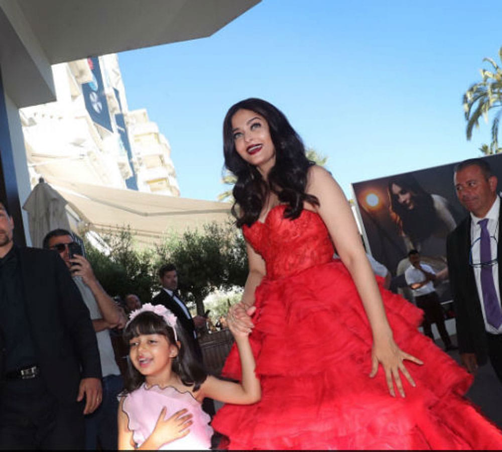 aishwarya rai bachchan daughter aradhya poses in front of camera