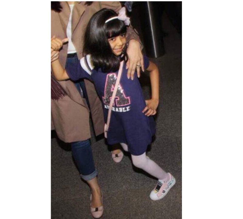 aishwarya rai bachchan daughter aradhya poses in front of camera