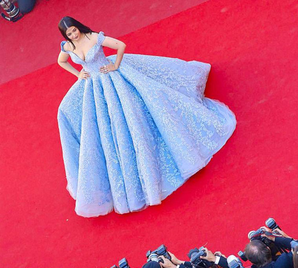 aishwarya rai bachchan daughter aradhya poses in front of camera