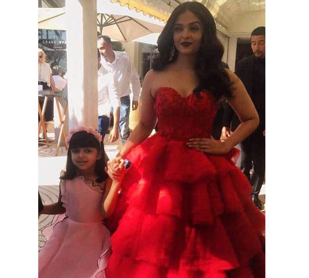 aishwarya rai bachchan daughter aradhya poses in front of camera