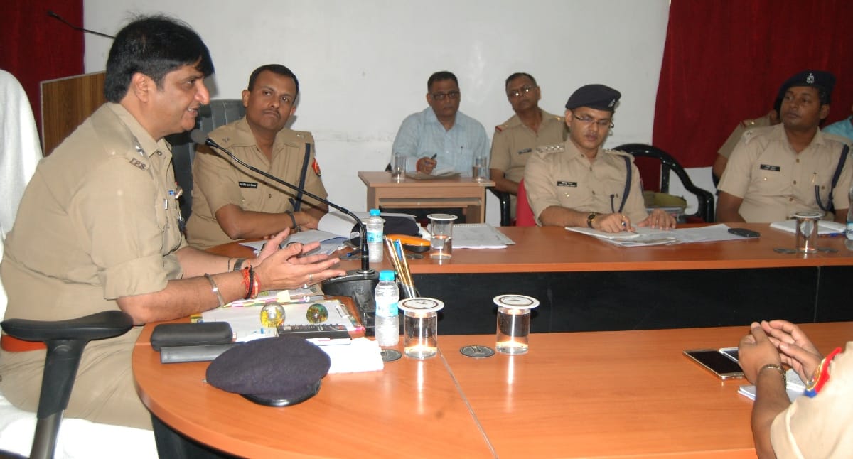 In the first crime meeting, three police officers carried out the line