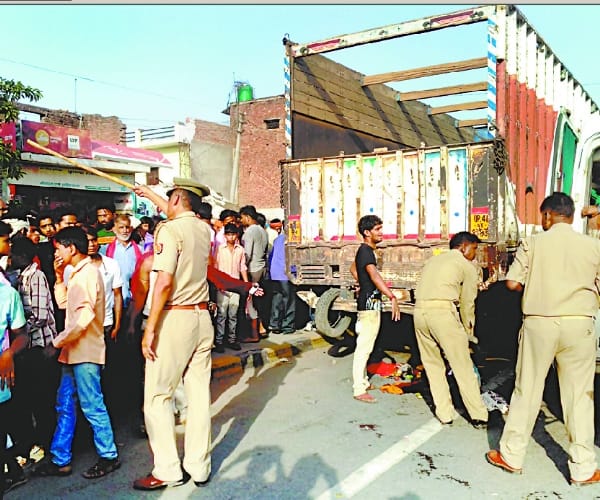 three from lucknow died in an accident in barabanki.
