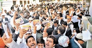 Vigorous vote in scorching sunlight