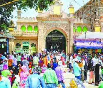 Zaireen marks on the dargah