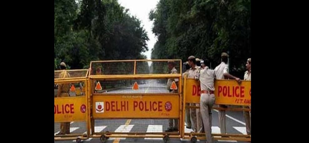 4 accused arrested looting truck transporting mobile phones in Delhi.