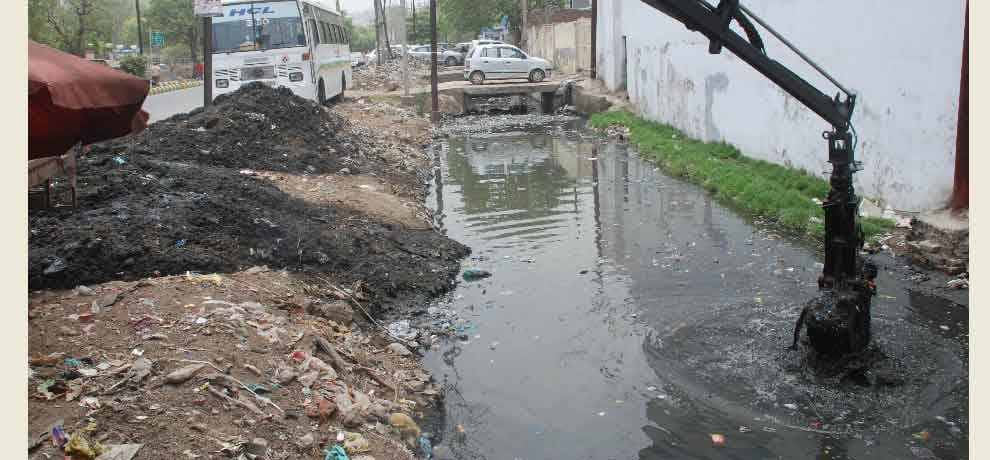 1000 rupee noted found in a drain in khurja people jumped to jumped to collect notes 
