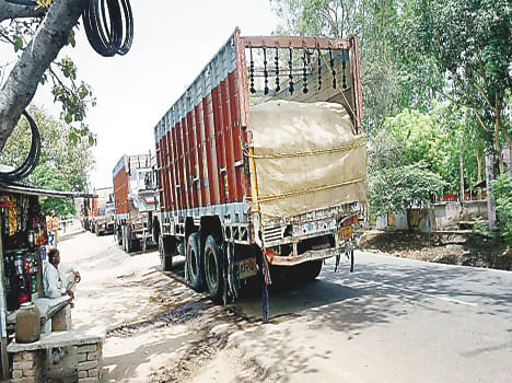 Maarong Lade Three Truck Sees