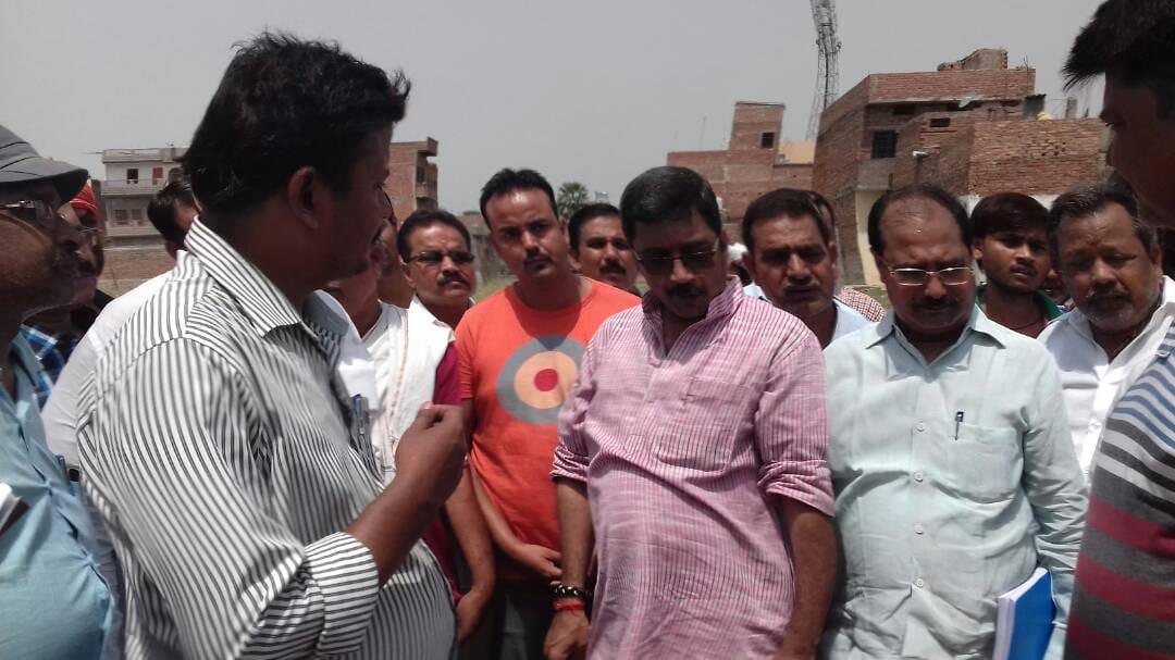 Varanasi : Minister Nilkanth Tiwari prompting FIR in bad road construction 