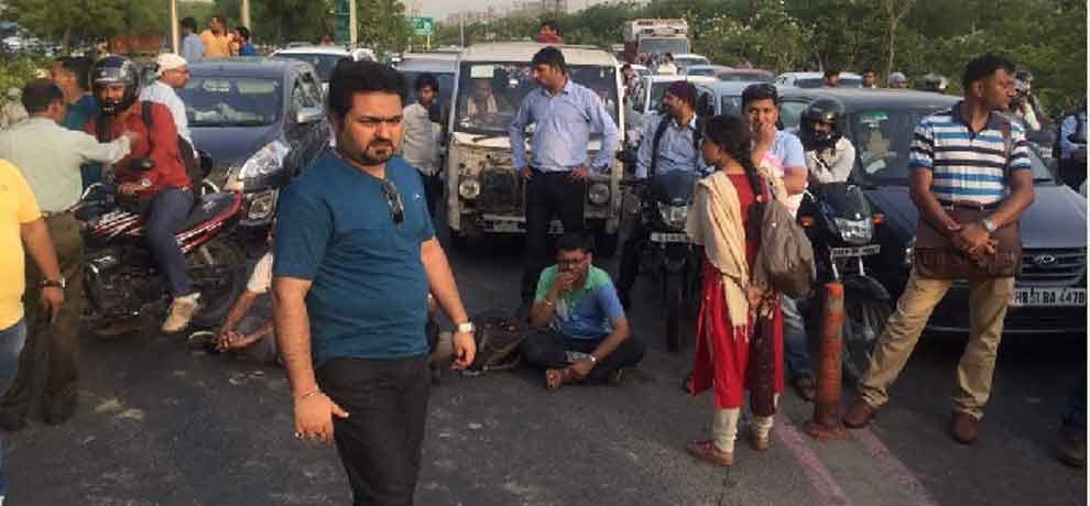 7 year old patient dies in an ambulance due to 10-km long traffic jam in noida